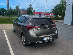 AUTO RENT Ilma tagatiseta! TOYOTA Auris 2016 aasta LPG/hübriid (2 foto / 6)