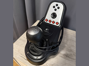 Руль Logitech G27 + педали + КПП. (2 фото из 6)