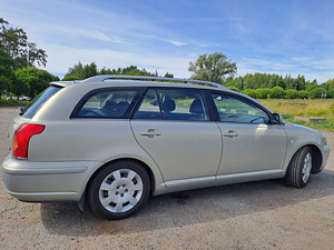 Toyota Avensis (3 foto / 12)