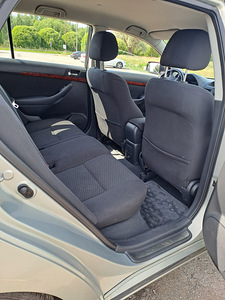 Toyota Avensis (7 foto / 12)