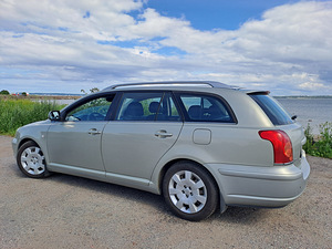 Toyota Avensis (6 foto / 12)