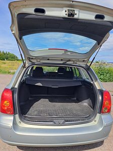 Toyota Avensis (9 foto / 12)
