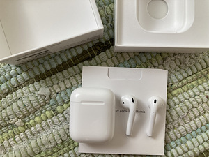 Apple AirPods 2 with Charging Case оригинальные (5 фото из 7)