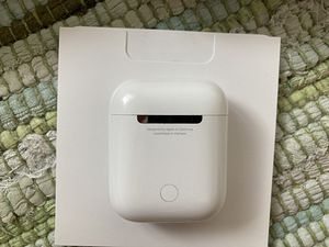 Apple AirPods 2 with Charging Case оригинальные (7 фото из 7)