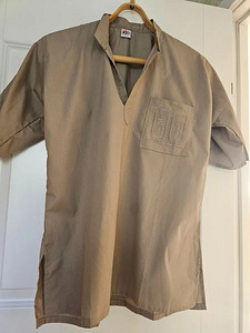Бежевая рубашка с короткими рукавами, купленная в Египте