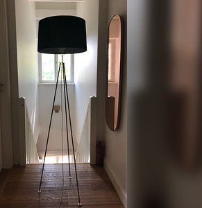 Põrandalamp musta sametist kupliga. (1 foto / 2)