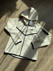 Nike tech fleece M (1 foto / 3)