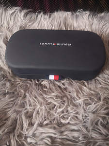 TOMMY HILFIGER PÄIKESEPRILLID (4 foto / 4)